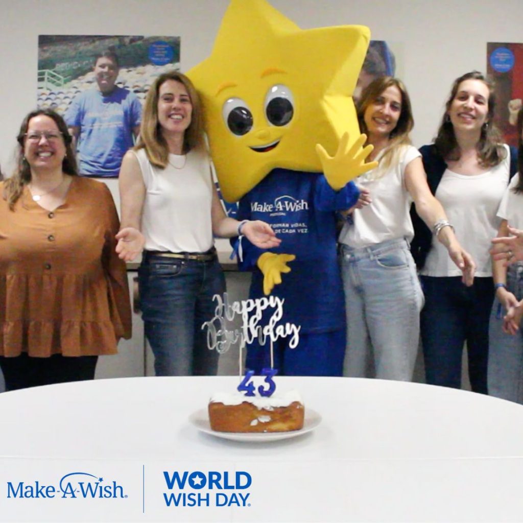 Equipa Make-A-Wish Portugal a celebrar o 43º aniversário da Make-A-Wish com a mascote 
