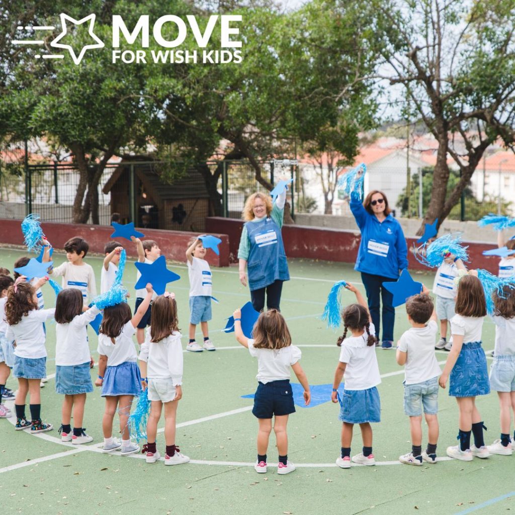 crianças no recreio da escola a praticar um MOVE para o MOVE FOR WISH KIDS
