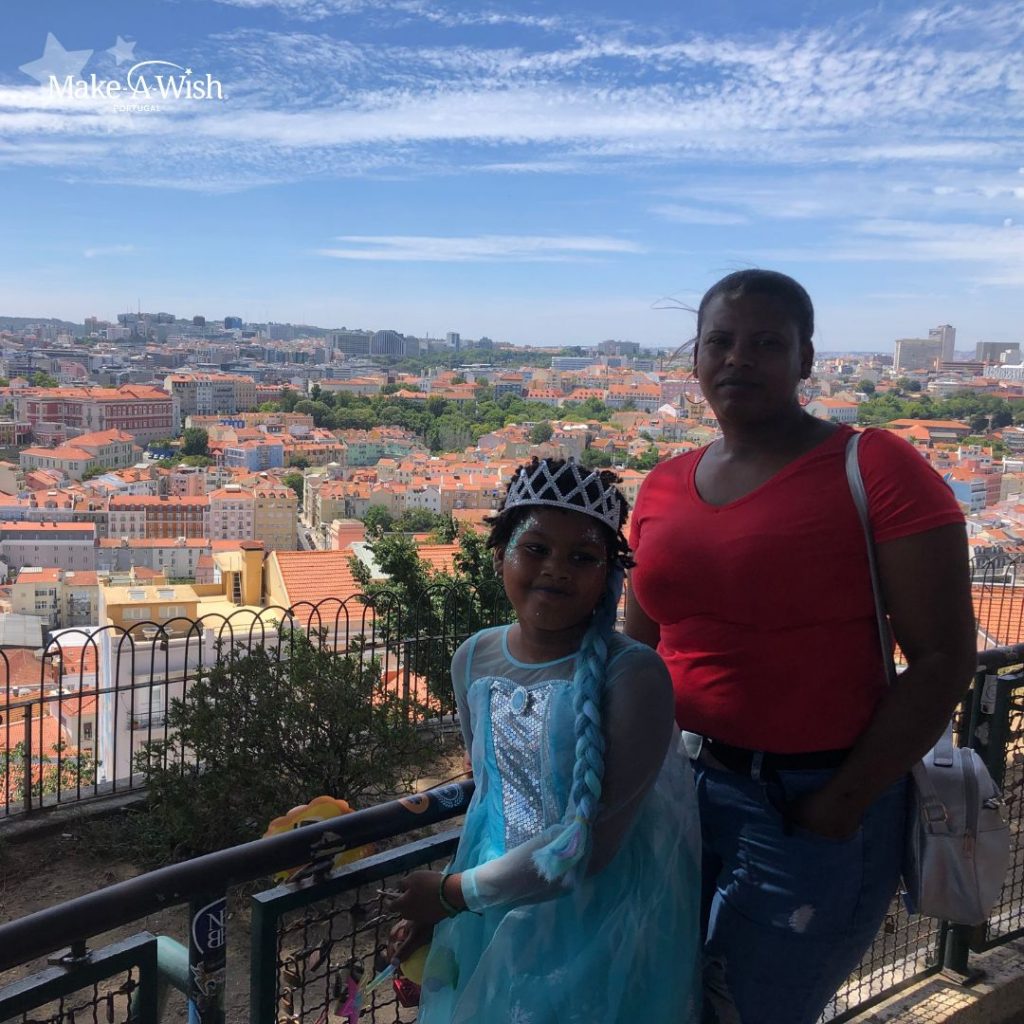 Lívia vestida de princesa Elsa do Frozen com a mãe em Lisboa no miradouro