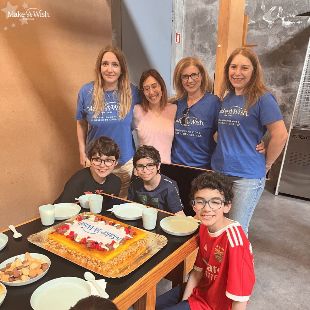 Valdemar, as volutárias Make-A-Wish, a família e os amigos festejam o aniversário com bolo