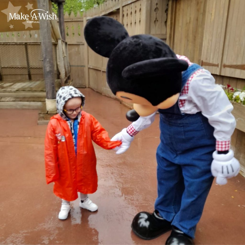 Tomás a dar a mão ao Mickey na Disneyland Paris
