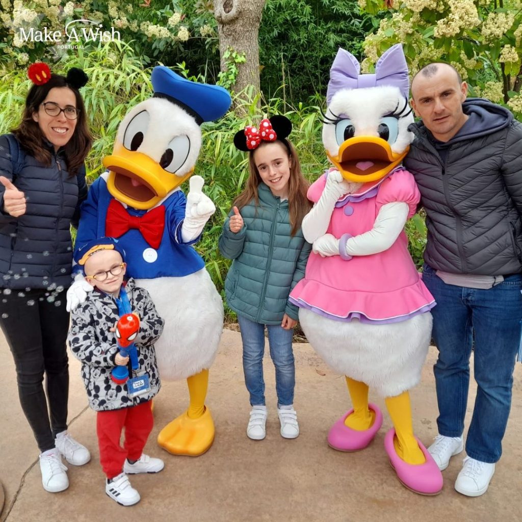 Tomás e famílias com o pato Donald e a Pata Margarida na Disneyland Paris