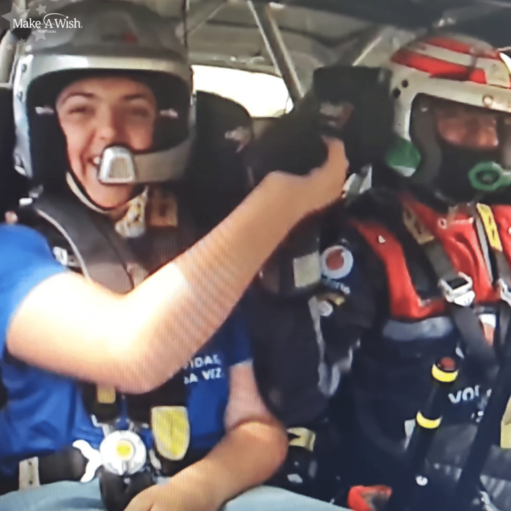 Duarte Silva e o Piloto José Pedro Fontes, equipados, dentro de um carro de Rally